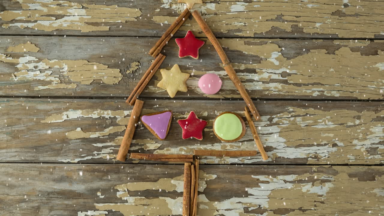 크리스마스 트리 장식과 함께 내리는 눈