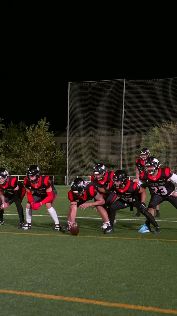 Equipo de fútbol americano entrenando por la noche