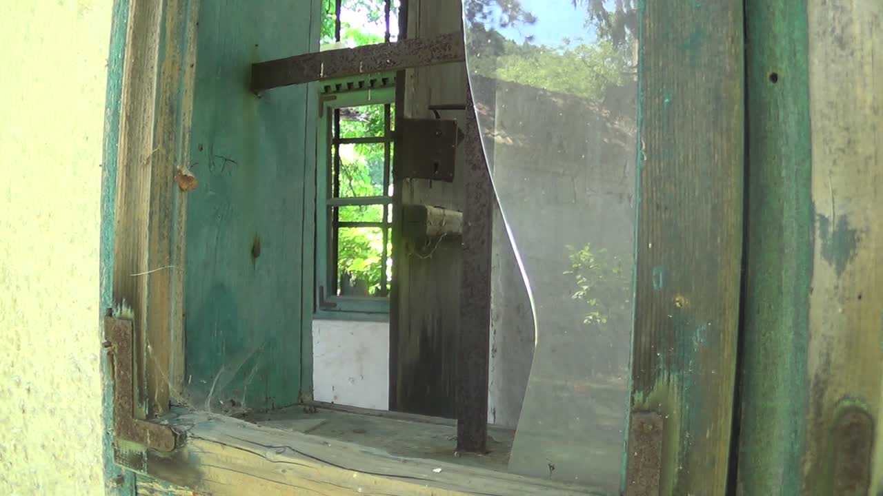 오래되고 버려진 집 창문에 깨진 유리