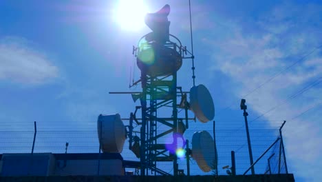 radar meteorológico con una antena de radiodetección giratoria en la cima de una montaña