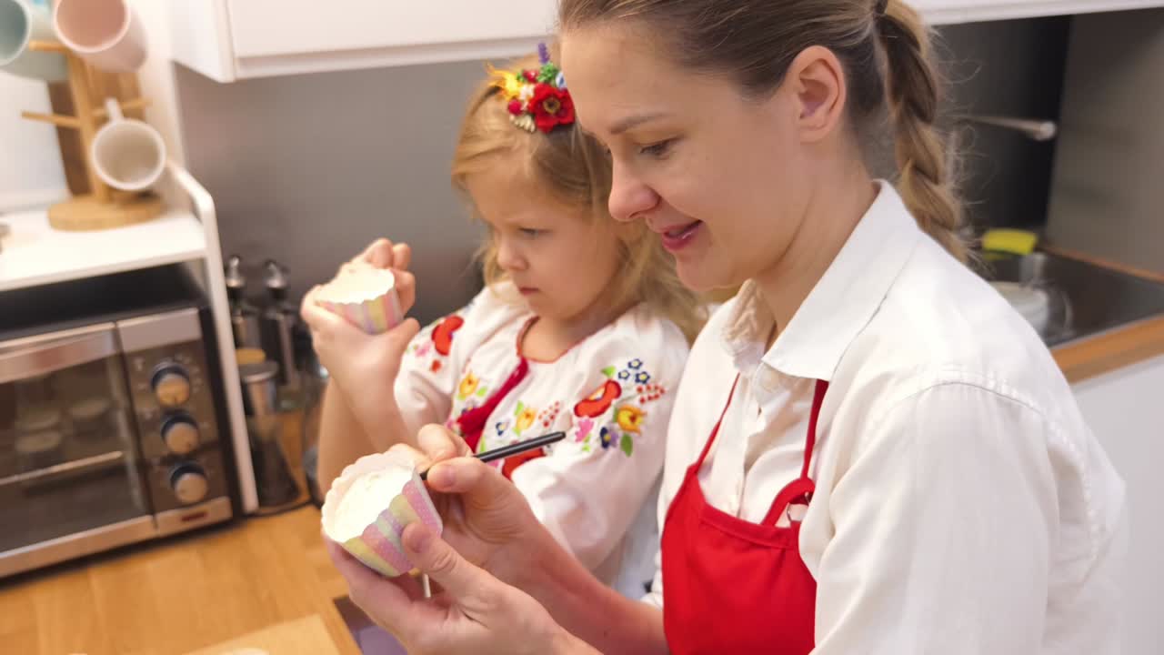 어머니 와 딸 이 함께 베이킹 하고 있다