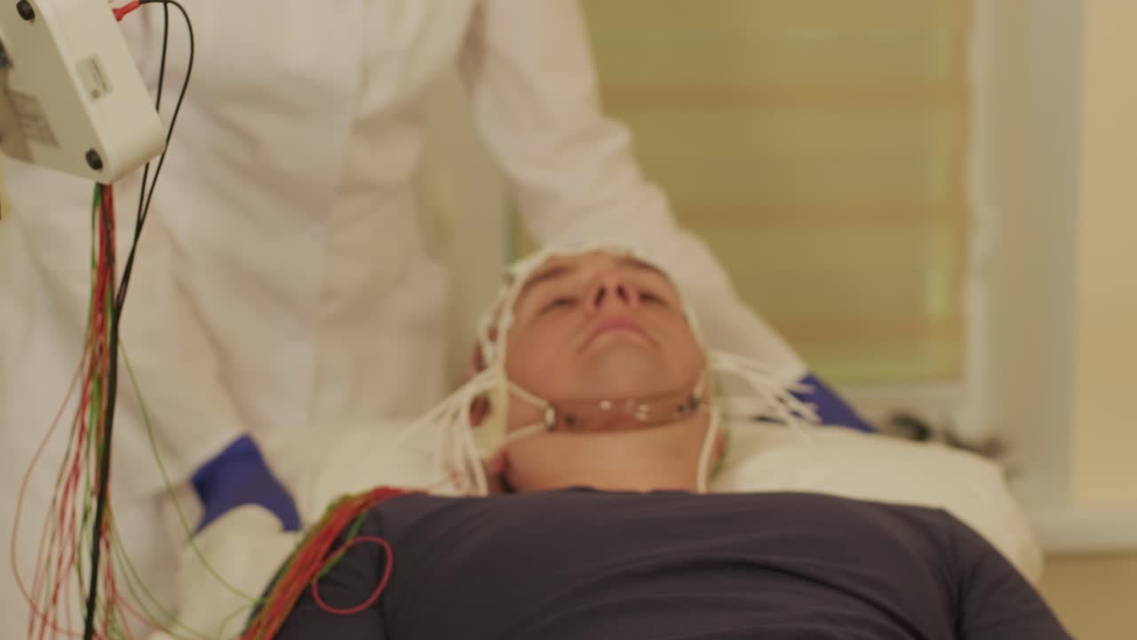 pruebas cerebrales del paciente utilizando la encefalografía en el centro médico