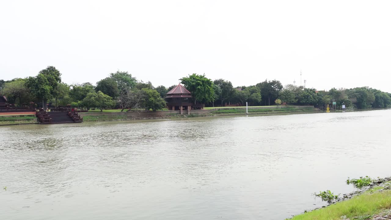 vista panorámica de casas antiguas junto a un río