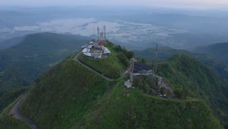 Hohe-Aussicht-über-Den-Berg-Telemoyo-An-Der-Spitze-Ist-Der-TVRI-Turm-Und-Eine-Sehr-Schöne-Aussicht-Auf-Die-Wolken