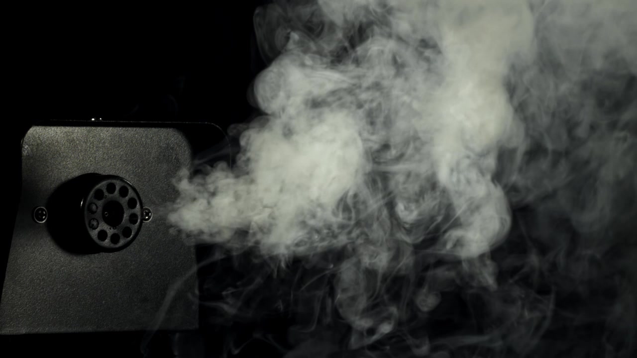 Close-up van een rookmachine die dikke witte mist uitstoot