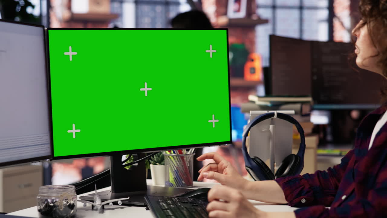 모 pc를 사용하는 전문가, ai 기술로 작업하는 전문가, 클로즈업