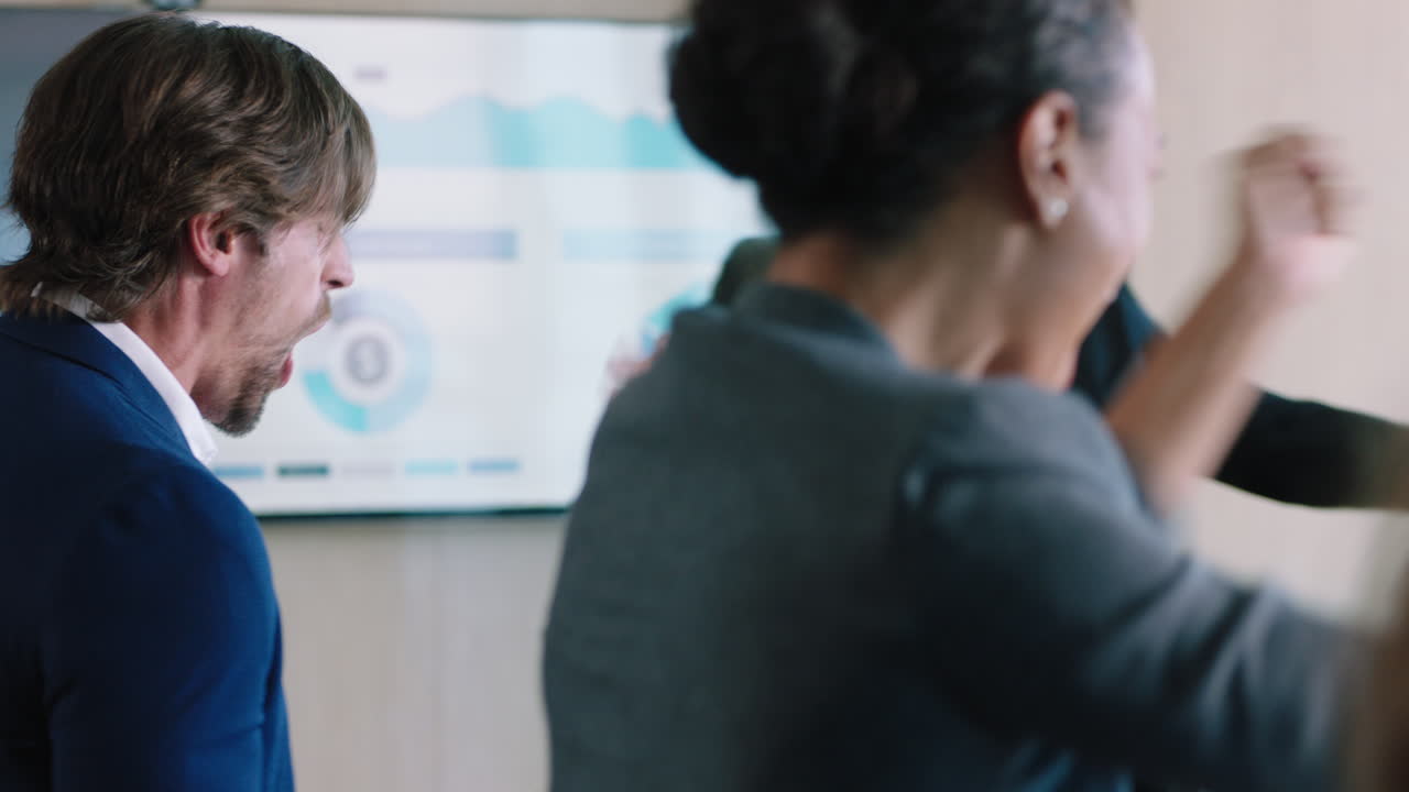 gente de negocios feliz celebrando en la sala de juntas exitosa victoria corporativa colegas lanzando papeles entusiasmados aplausos en la oficina reunión disfrutando del éxito ganador 4k