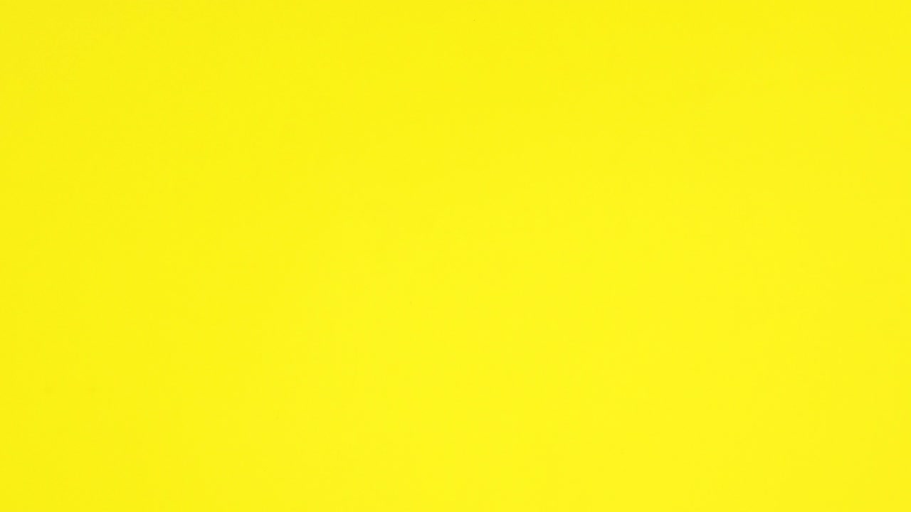 la espeluznante casa del horror de halloween aparece en el tema amarillo y los murciélagos vuelan por encima de la casa.