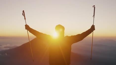 un hombre en el pico del volcán acatenango con vistas al volcán água durante la puesta de sol en guatemala, américa central