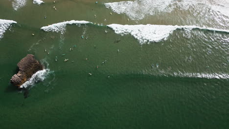 Disparo-De-Arriba-Hacia-Abajo-De-Los-Surfistas-En-El-Océano-En-Sagres-Portugal