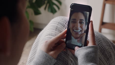 Mujer-Joven-Teniendo-Video-Chat-Usando-Un-Teléfono-Inteligente-En-Casa-Charlando-Con-Un-Amigo-Disfrutando-De-Una-Conversación-Compartiendo-Su-Estilo-De-Vida-En-Un-Teléfono-Móvil