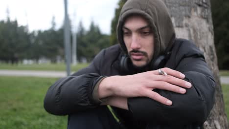 homem sozinho fumando