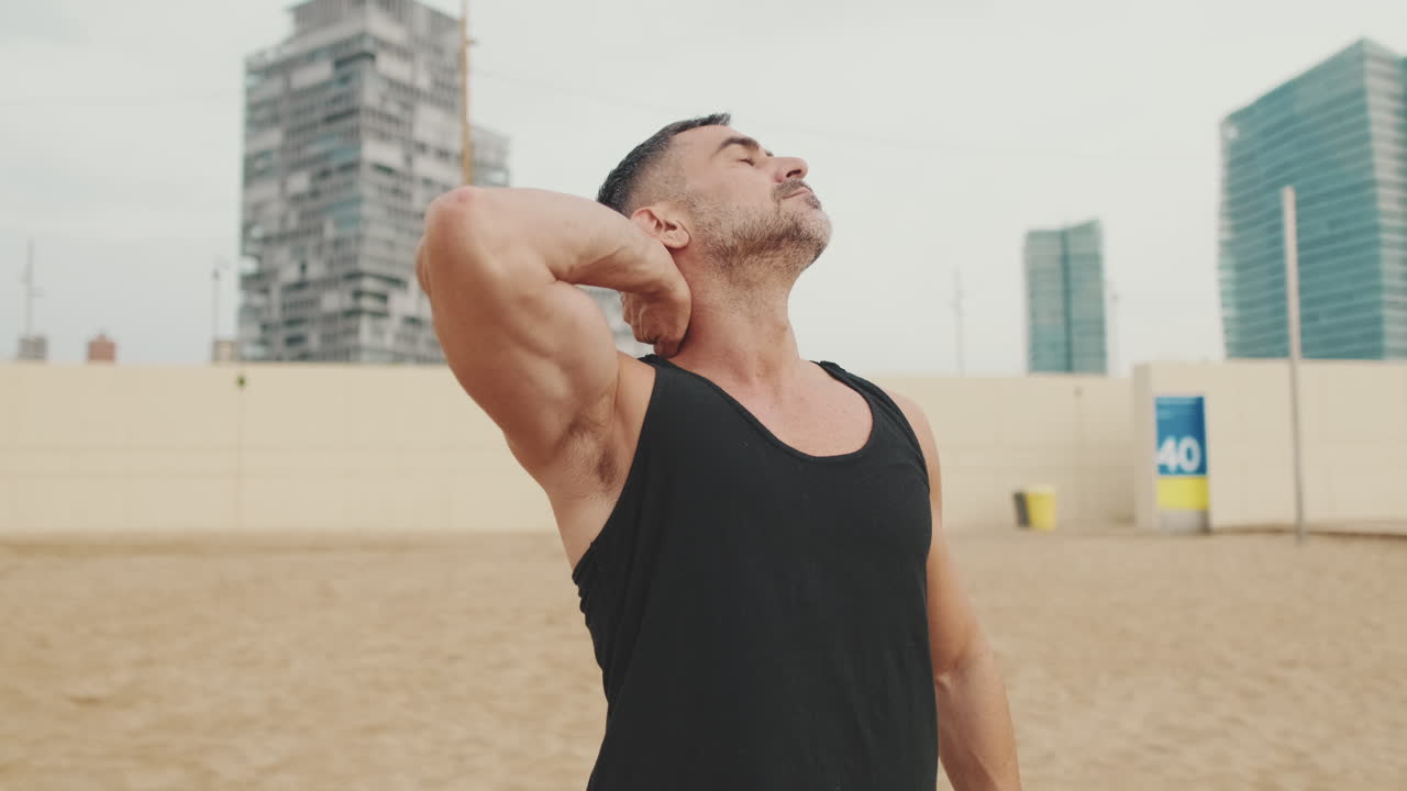 해변에서 어있는 남자