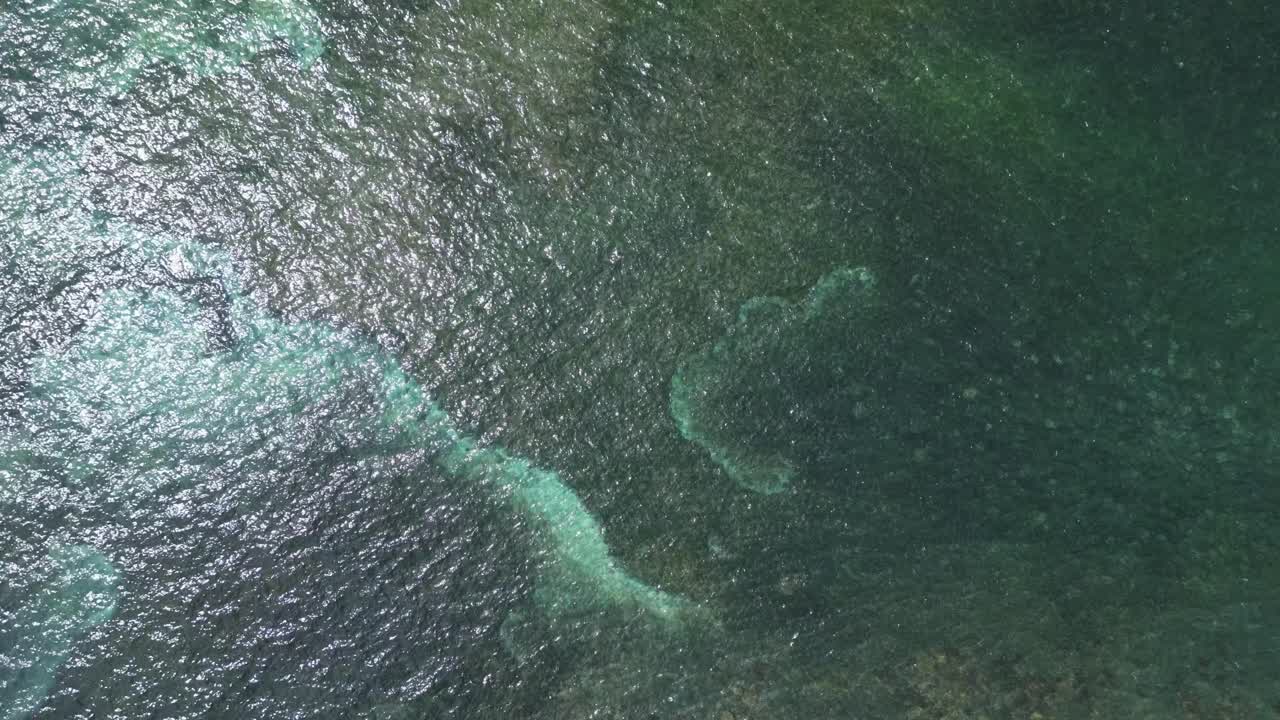 해변 도로 를 가로질러 바다 와 바다 를 향한 항공 조류 시야  ⁇