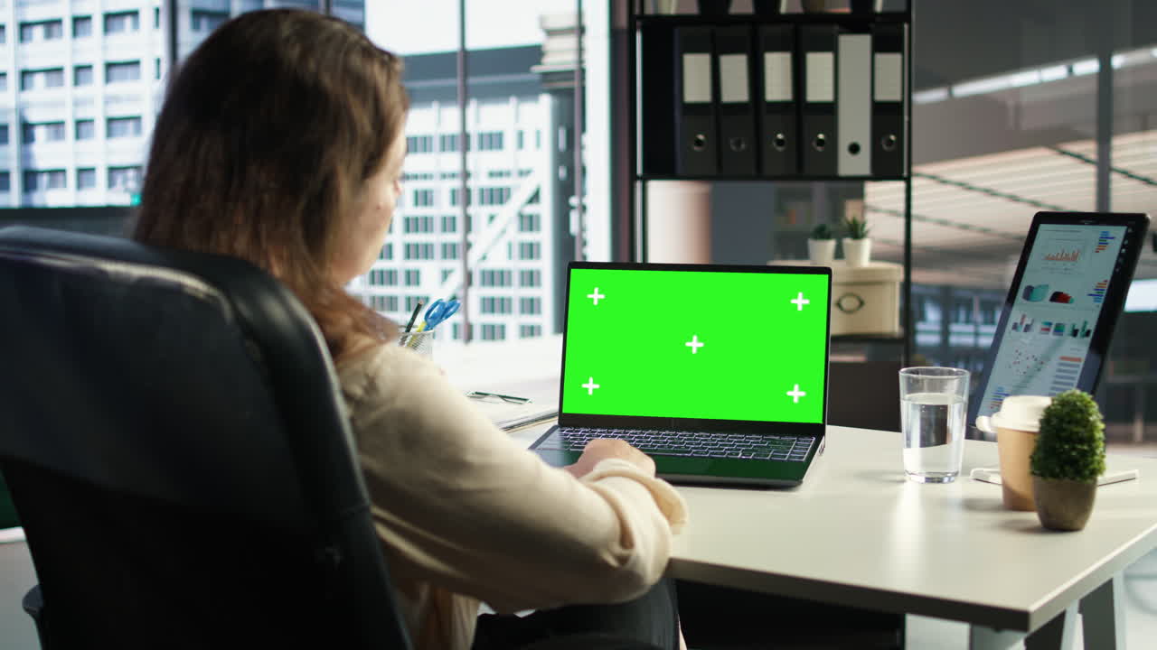 mujer director ejecutivo trabajando con una copia de pantalla espacial en el dispositivo