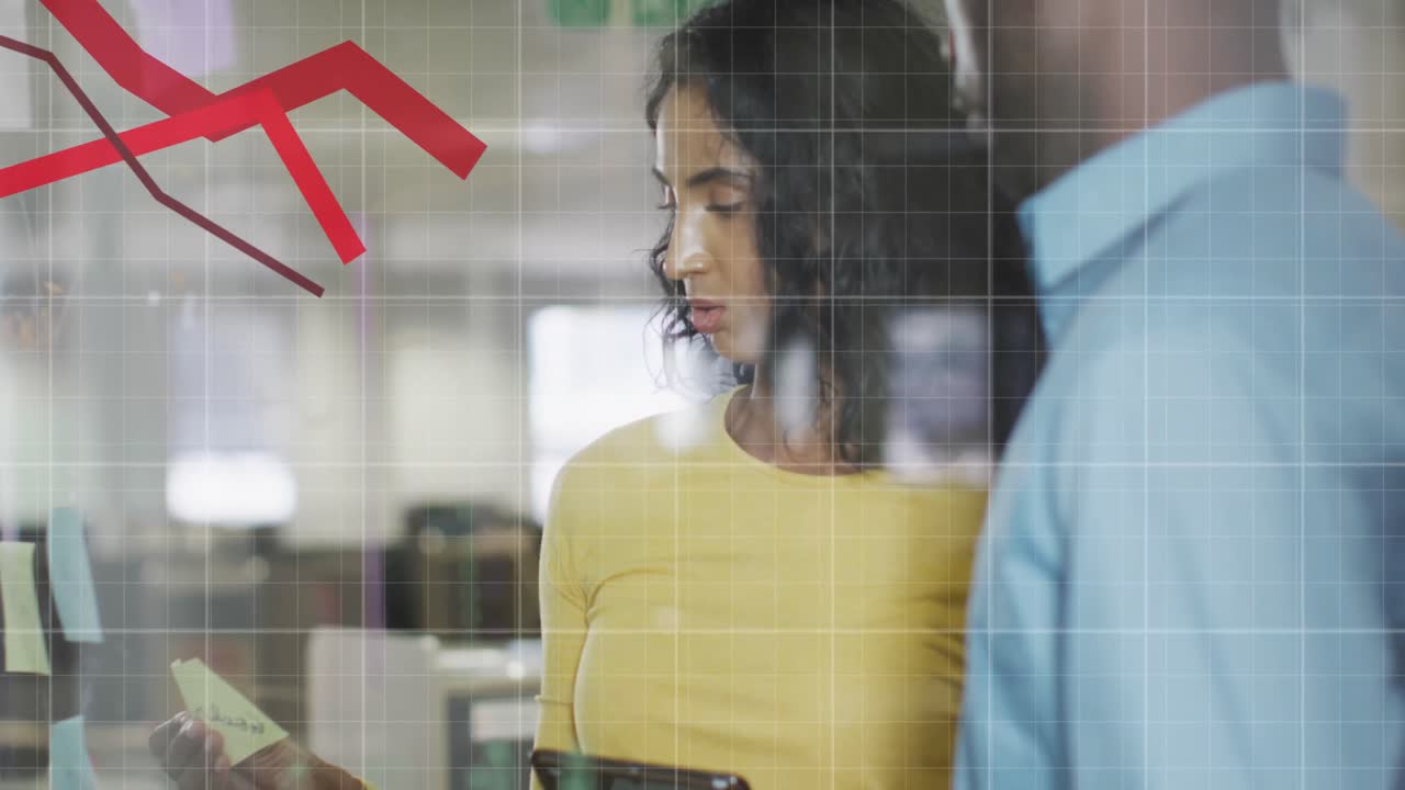 animación del procesamiento de datos sobre diversas personas de negocios que trabajan en la oficina