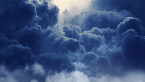 espesas nubes de cúmulos en el cielo con una tormenta