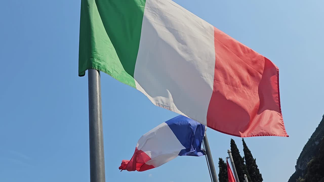 Strisce tricolori della bandiera dell'Italia democratica che sventolano con orgoglio.