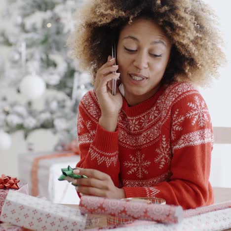 Joven-Mujer-Chateando-En-Su-Móvil-En-Navidad