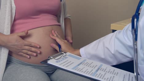 Pregnant-Woman-and-Gynecologist-Doctor-at-Hospital