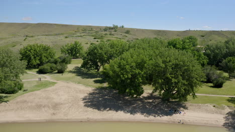 Paisaje-De-Ladera-De-Follaje-Verde-Bajo-Un-Día-Soleado-En-El-Lago-Diefenbaker-Saskatchewan,-Canadá