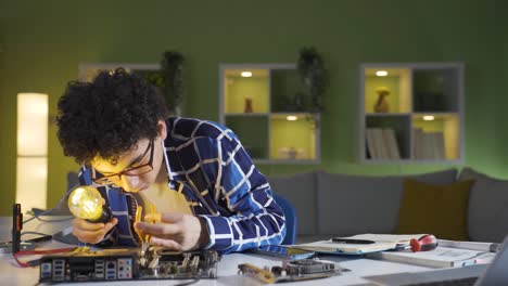 un joven estudiante de electrónica, interesado en la tecnología.