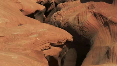 Enthüllte-Lücken-Zwischen-Geologischen-Formen-Im-Lower-Antelope-Canyon-In-Arizona,-USA