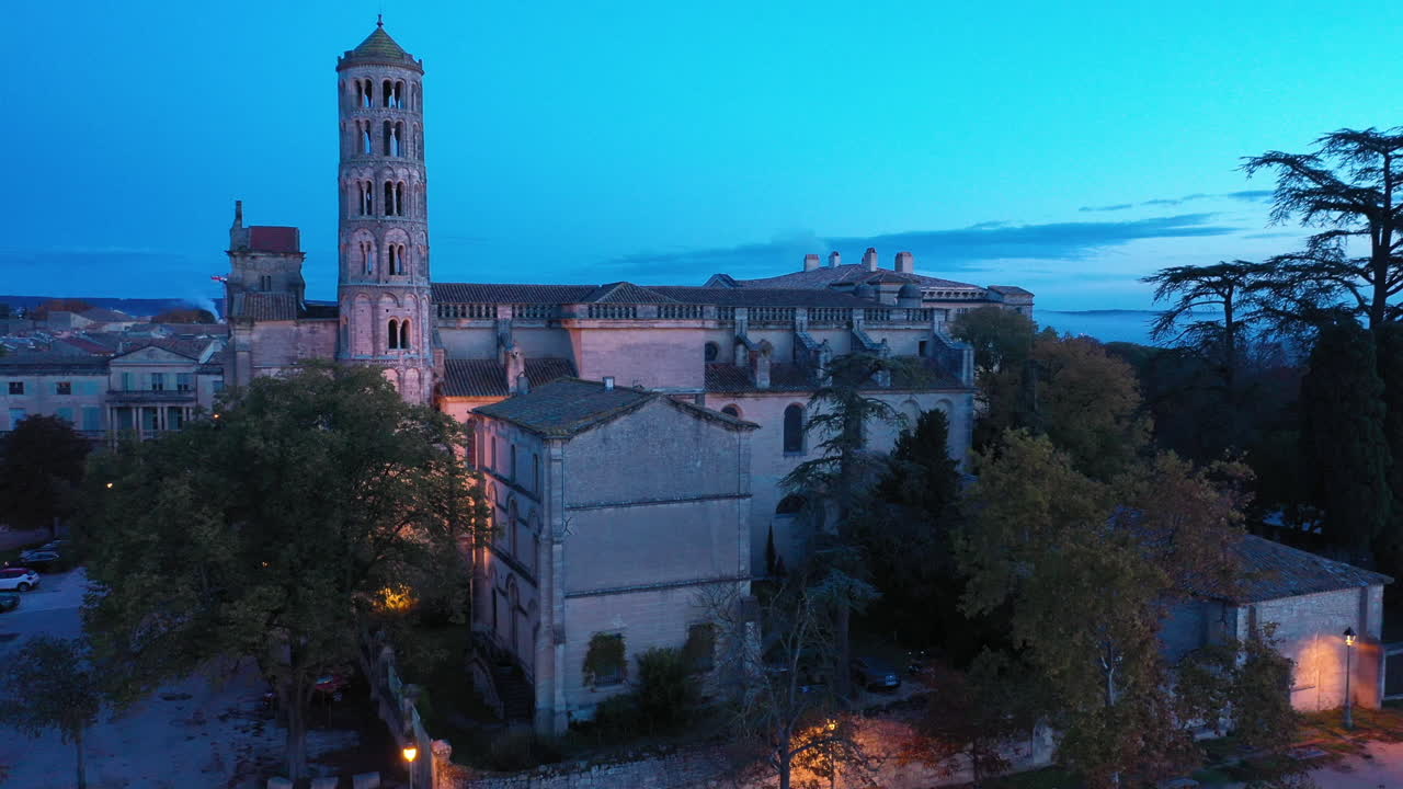 Cattedrale di Uzès, chiesa di San Teodorito, vista aerea notturna con nuvole mistiche.