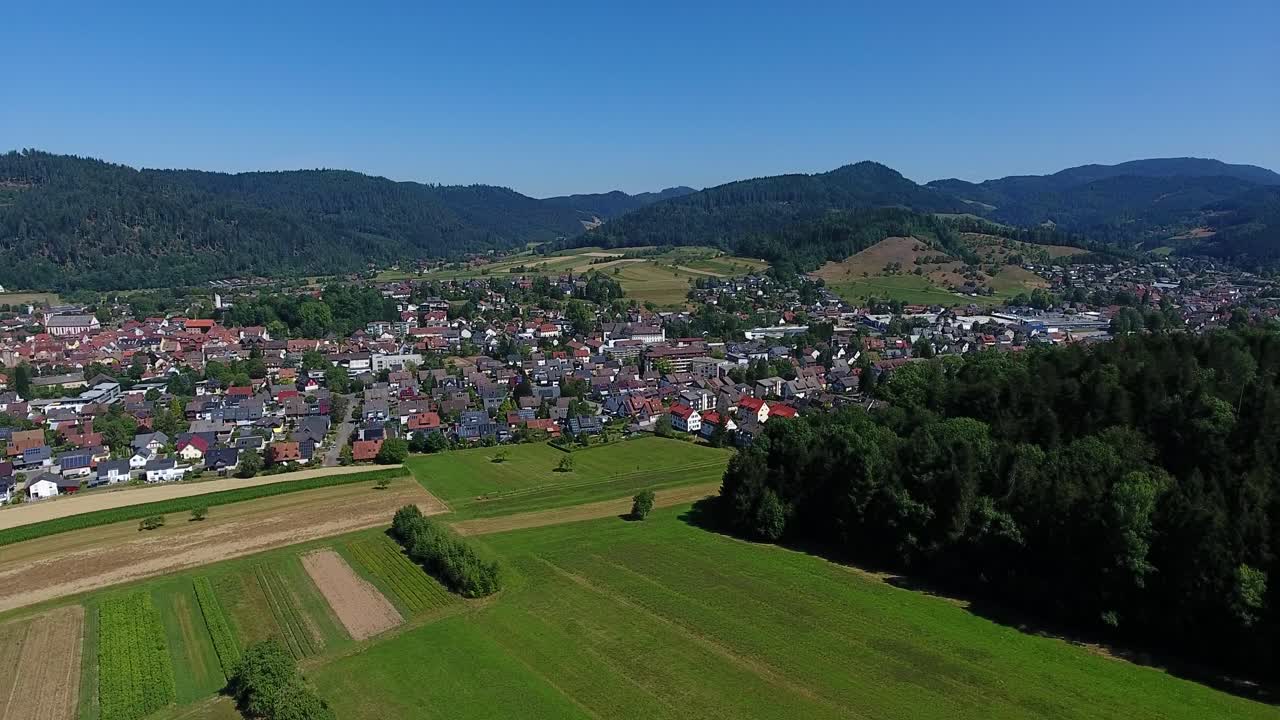 hermosa vista desde el aire sobre zell am harmersbach en medio del bosque negro en un cálido día de verano