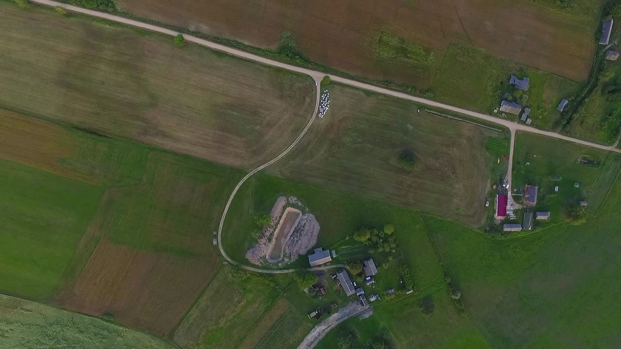 건초 롤과 도로가 있는 위와 지상에서 여름 시간에 시골의 탁 트인 풍경