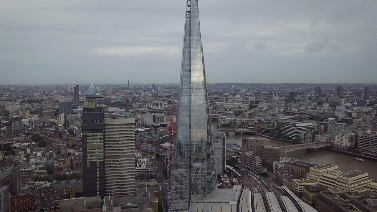 런던 시내의 조감도; 샤드 포함