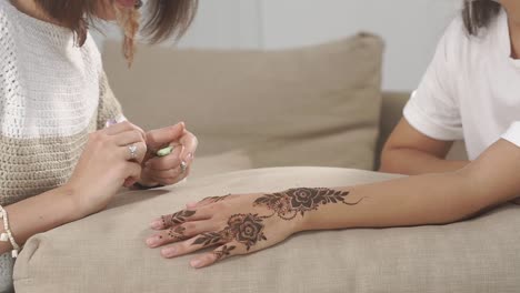 aplicación de tatuaje de henna