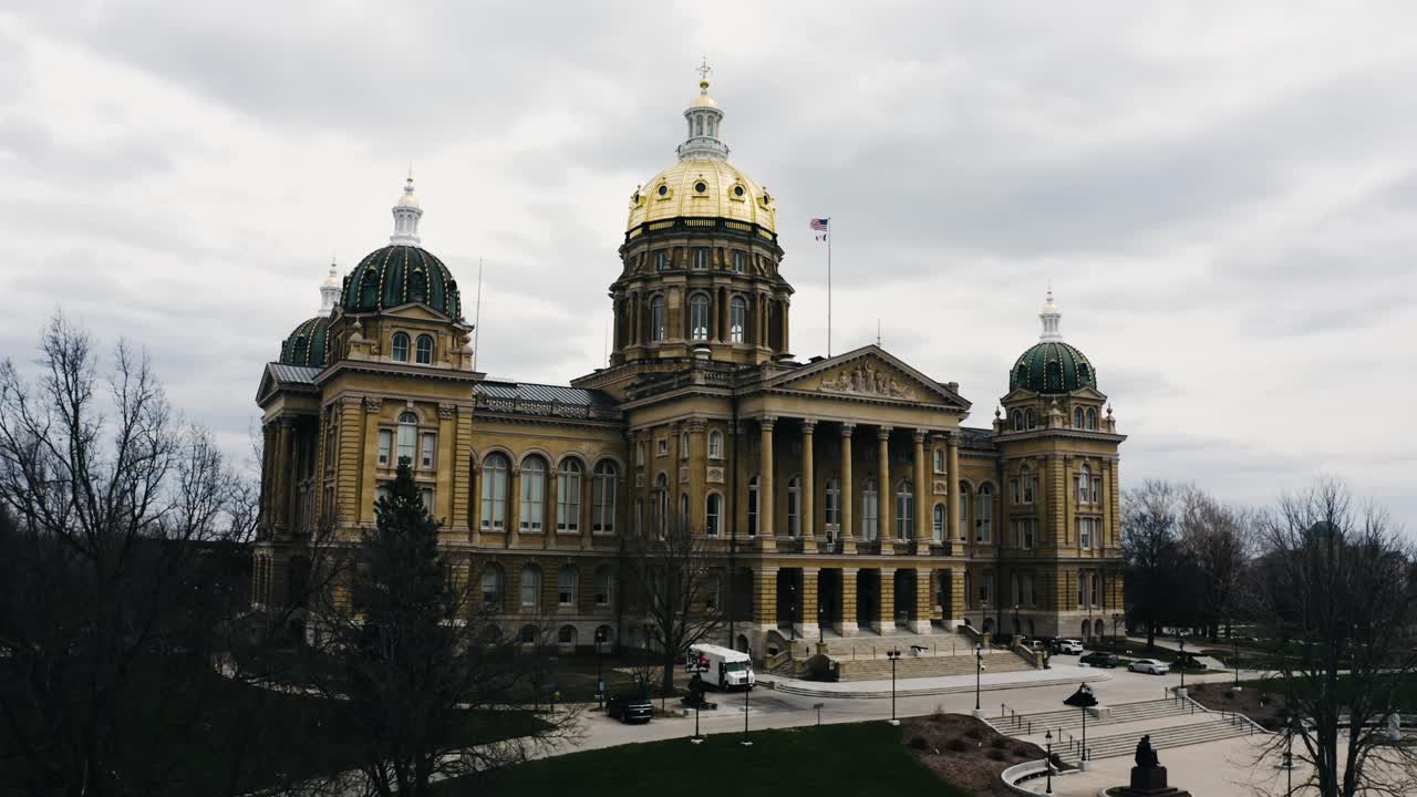 구름이 가득한 날에 아이오와 주 의회 건물