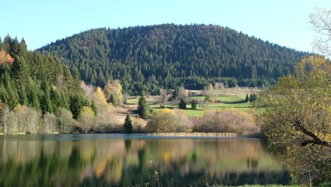 Lago-De-Montaña-En-Día-De-Otoño