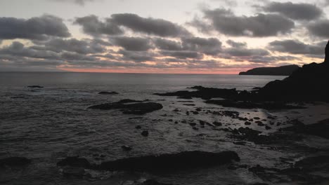 Schöne-Luftaufnahme-Der-Drohne,-Die-Nach-Sonnenuntergang-über-Einem-Felsigen-Strand-In-Calheta,-Madeira-insel,-Portugal-Fliegt