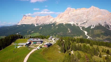 centro de esquí y majestuosos paisajes de montaña, pralongia, dolomitas