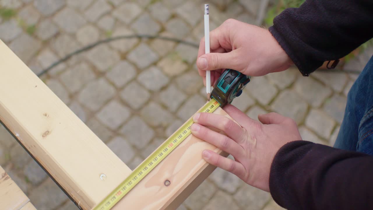 장인이 나무를 측정하고 있다