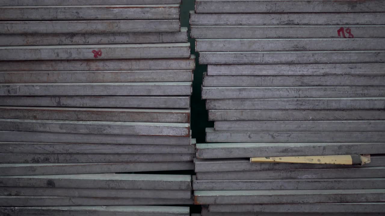 건설 현장에서 건설을 위해 끔하게 쌓인 금속 재료.