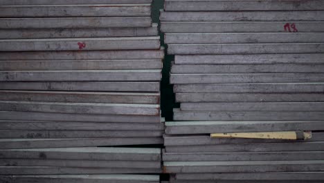 materiales metálicos bien apilados para la construcción en el sitio de construcción.