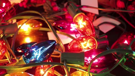 Luces-Navideñas-De-Cristal-De-Muchos-Colores.-Panorámica