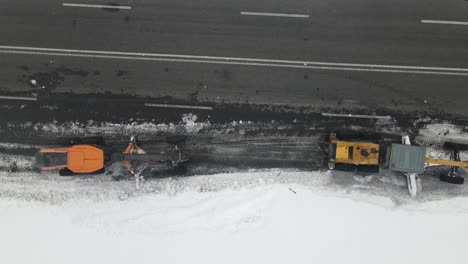 Vista-Aérea-De-La-Moto-De-Nieve-Corriendo