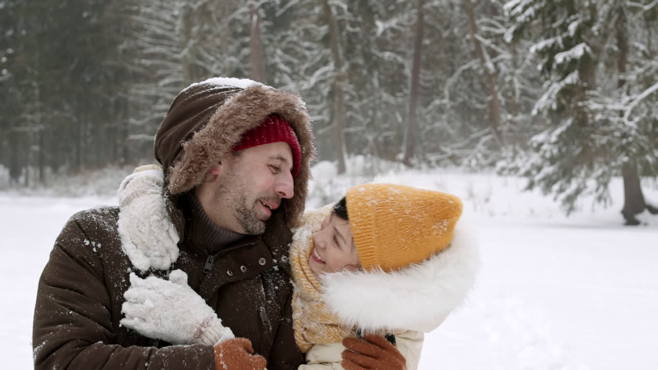 눈 속에서 놀고 있는 커플