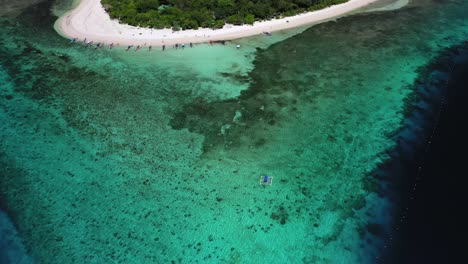 Banca-boot-Nähert-Sich-Der-Insel-Mantigue-Auf-Den-Philippinen,-Kippt-Die-Antenne-Nach-Unten