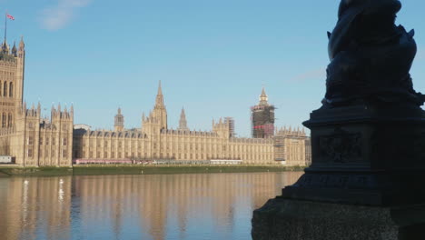 revelación de las casas del parlamento con el &quot;big ben&quot; y la torre victoria en el río támesis en diciembre de 2020, mientras que londres está en el nivel 4 durante la pandemia de la corona