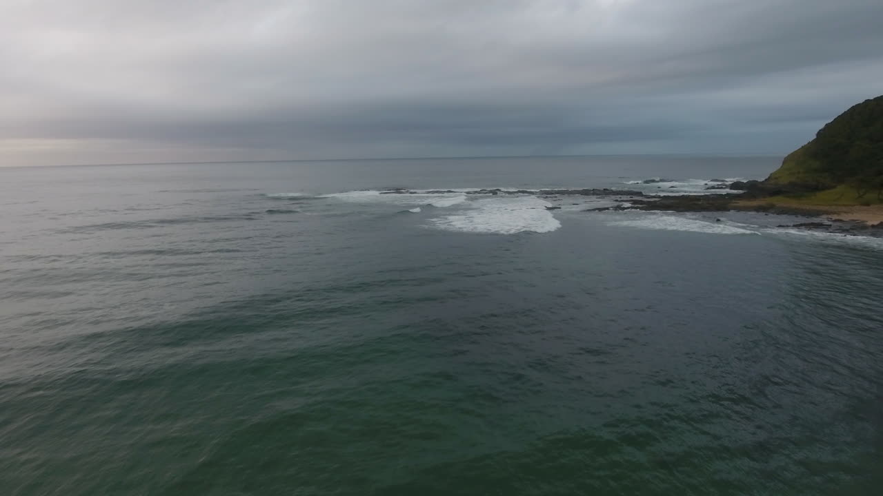 vuelo aéreo cinematográfico a lo largo de la costa este de londres sudáfrica