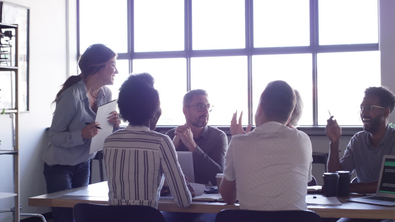 회의 를 하고 있는 사업가 들 의 모임