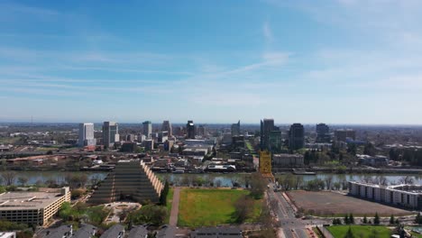 Drone-shot-flying-in-toward-downtown-Sacramento,-California-on-a-blue-sky-day