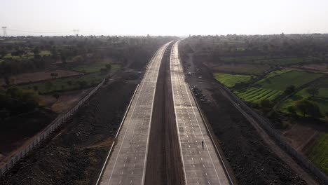 Volando-Sobre-Una-Carretera-Excavada-Para-La-Instalación-De-Tuberías-Con-Vistas-Al-Paisaje-Verde