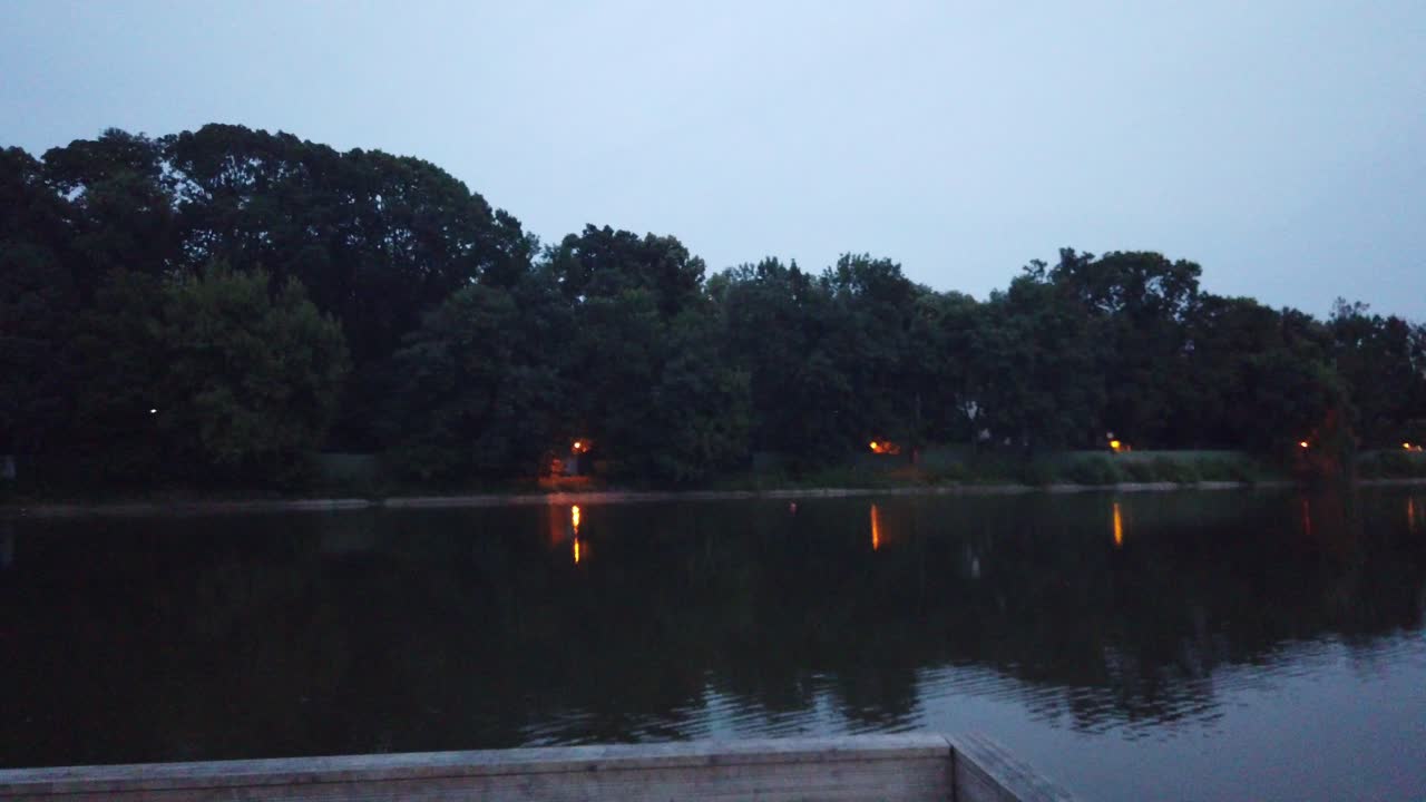 호수 위의 철주 위를 걷다