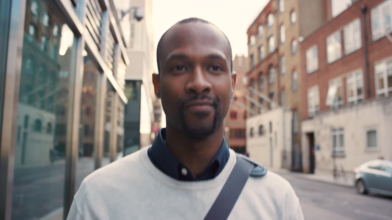 un joven hombre de negocios bebiendo café mientras camina